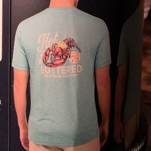 NWT Chaps Mens Performance Graphic Tee XL Light Blue w Lobster w Dog Cup Coozie